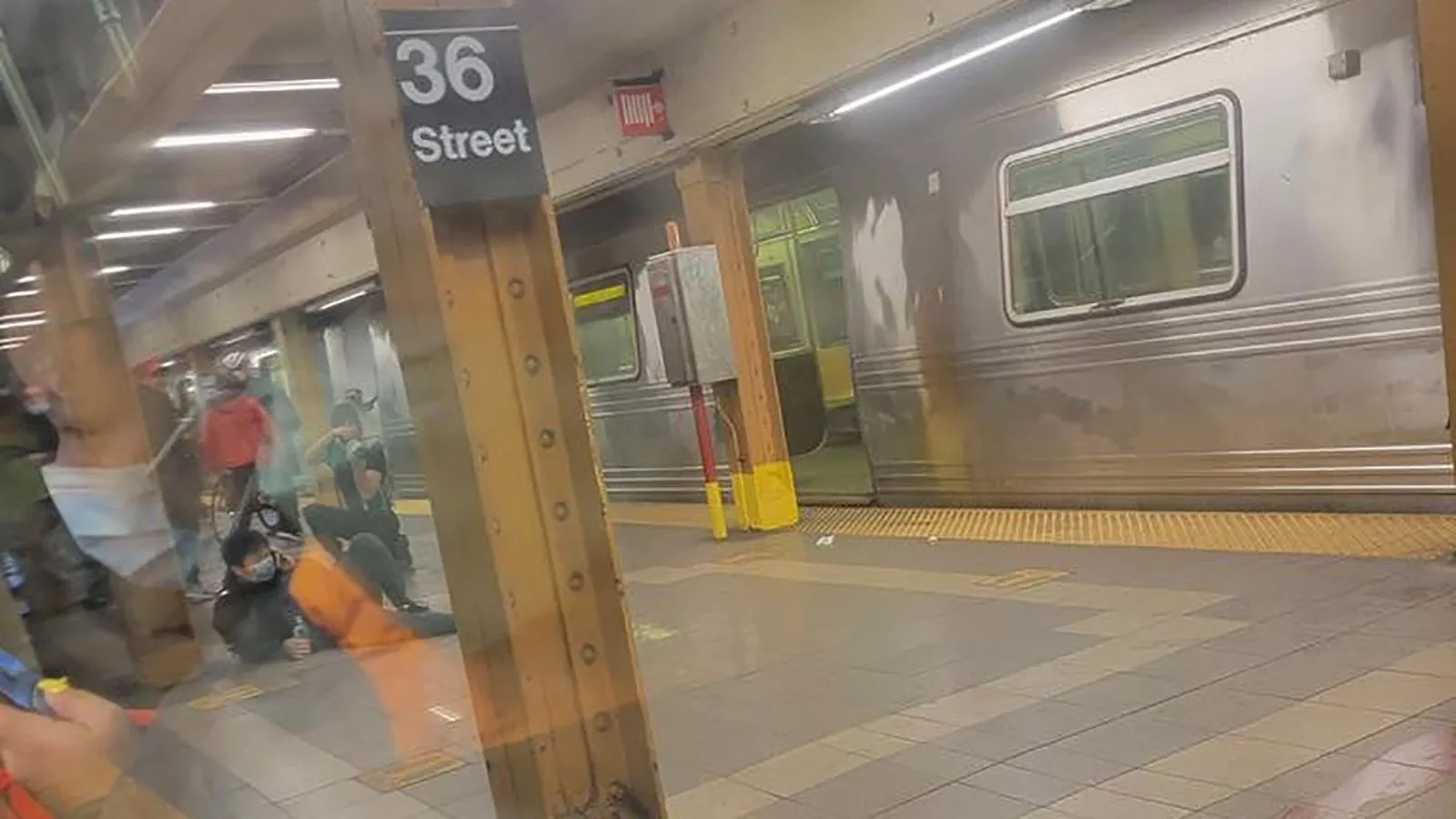 États-Unis : Une fusillade dans le métro de New York fait un mort et cinq blessés