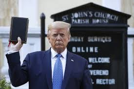 « L’Église de Trump » : l’ancien président américain approche les électeurs chrétiens