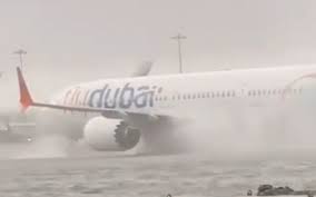 L’aéroport de Dubaï est inondé et des dizaines de vols sont perturbés